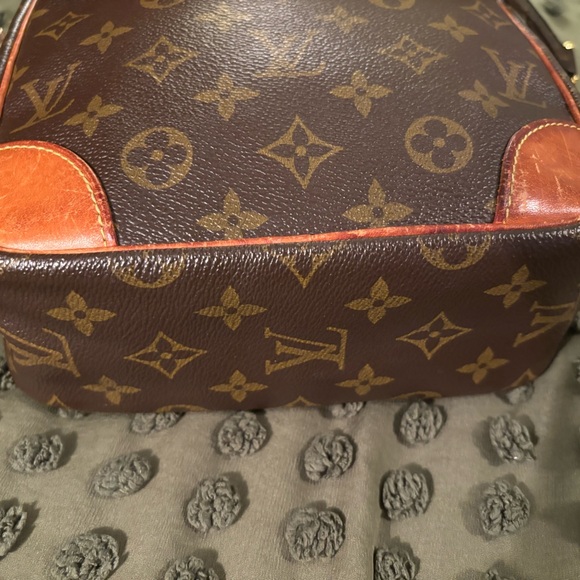 Louis Vuitton Dunube Crossbody - Picture 6 of 14